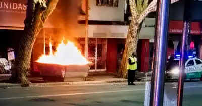 Incendian contenedores en pleno microcentro: las cámaras captaron al sospechoso y buscan a más implicados