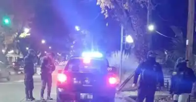 Intentaban forzar la entrada de un local de autos y los atraparon con las herramientas en la mano