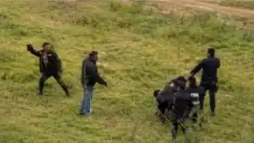 Patrullaban en Ramallo y los atacaron a piedrazos: lo que hallaron después es escalofriante