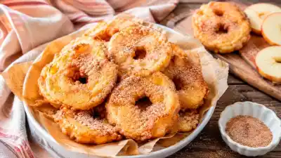 Se parecen a las tortas fritas pero no lo son: el postre europeo que esconde una fruta en su interior