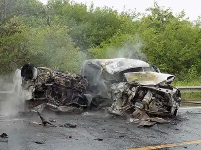 Milagro en Monteros al chocar dos camionetas de frente y prenderse fuego