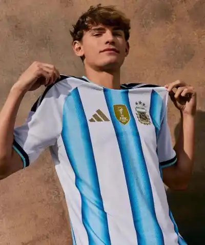 El look que Nico Paz eligió para sus vacaciones en Grecia que nadie esperaba