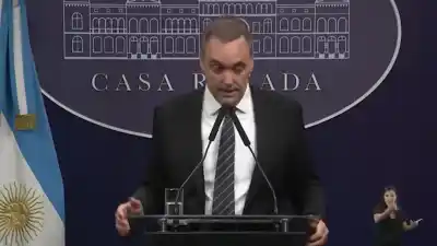 Una pregunta sobre sobresueldos desató el caos en la conferencia de Adorni, Caputo y Monteoliva