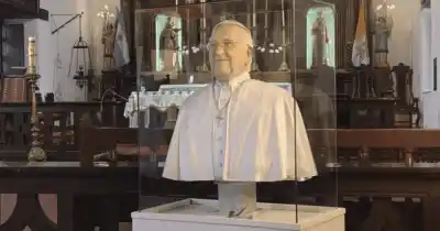 Inauguraron en un convento santafesino el primer busto en homenaje al Papa Francisco: los detalles que pocos conocen