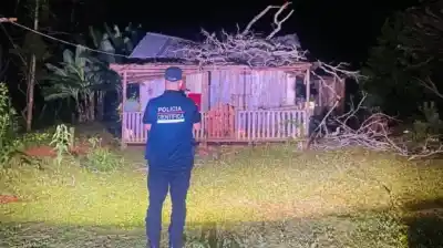 Estaba en brazos de su madre cuando una rama cayó sobre su casa y la tragedia no dio respiro