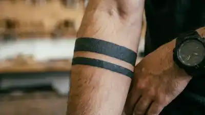 El tatuaje que todos quieren: dos líneas negras en el brazo que esconden un mensaje secreto