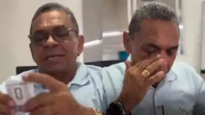 Abrió un paquete de figuritas del Mundial y lo que encontró lo hizo llorar sin consuelo