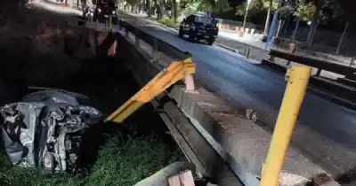 Perdió el control de su auto y volcó dentro de un canal: el conductor quedó atrapado y en shock