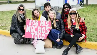 La fila que ya es furor: fanáticos acampan desde la madrugada para ver a Airbag en el Madre de Ciudades