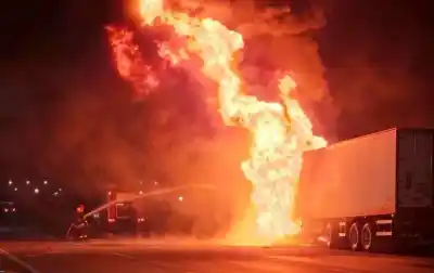 Un camión se incendió en plena autopista y el conductor quedó atrapado: el hallazgo que heló a los bomberos
