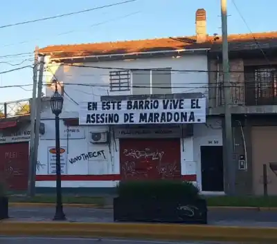 Apareció un pasacalle contra Leopoldo Luque en la puerta de su casa y la frase es escalofriante