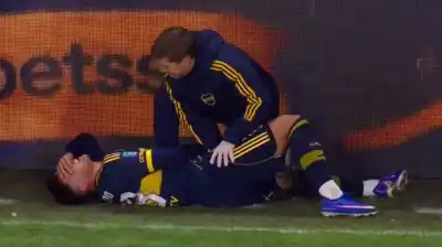 Se tiró al piso con evidentes gestos de dolor: la lesión que obligó a reemplazar a una figura de Boca en pleno partido