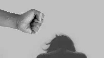 Un policía fue detenido tras una brutal golpiza a su pareja mientras manejaba