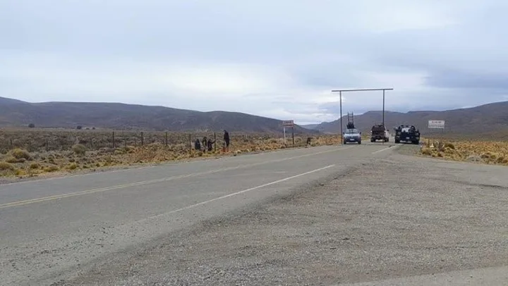 La ruta provincial 12 de Chubut quedó dividida por una tranquera de metal.