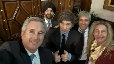 Fitch mejoró la nota de la deuda argentina a B-: el Riesgo País se desploma pero Moody’s puso un freno
