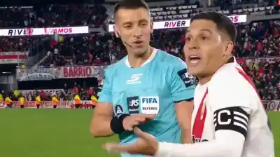 El tenso cruce entre Quintero y Acuña que descolocó al árbitro en el Monumental
