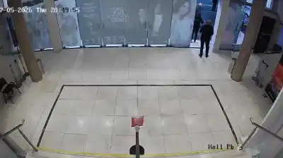 Una puerta se abrió de la nada y estalló en pedazos: el video que desata teorías de fantasmas