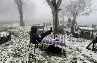 Sentado bajo la nieve en Tafí del Valle: su brindis al aire libre se volvió viral