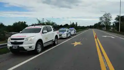 Bomberos y personal municipal enfrentaron a la lluvia para proteger a la comunidad