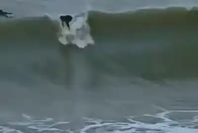 Surfistas desafiaron olas de seis metros en pleno temporal: lo que pasó después casi termina en tragedia