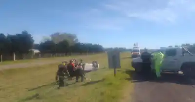 Volcó su camioneta en la autopista Rosario-Córdoba y su pareja sufrió una fractura expuesta