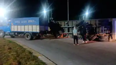 Un camión cargado con soja volcó su acoplado en la zona norte de la Capital