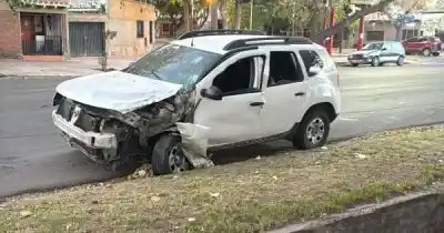Un auto impactó contra un contenedor en Las Heras y el conductor quedó atrapado