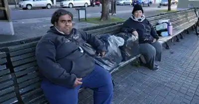 Perdió su empleo, no pudo pagar el alquiler y ahora vive en una plaza con su familia: “Nuestro techo es un jacarandá”