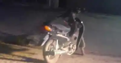 Lo que escondía el motociclista que huyó de la policía en Rivadavia