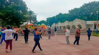 Lanzan programa gratuito de aeróbica y ritmos en plazas de la ciudad: conocé los horarios y barrios