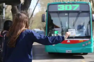 El drama oculto de los estudiantes: cursaban de 9 a 23 para pagar un solo boleto