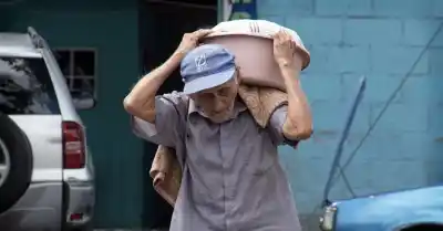 Jubilados que no paran: el dato que revela por qué los mayores de 65 años siguen trabajando en Tucumán