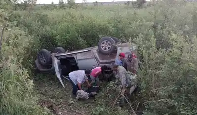 Tucumana queda atrapada en su camioneta tras perder el control