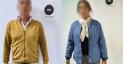 Se conocieron en el avión y los detuvieron por lo que hicieron en primera clase