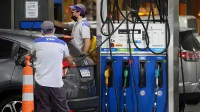 Se termina el congelamiento: YPF define el nuevo precio de la nafta y el mercado espera la suba