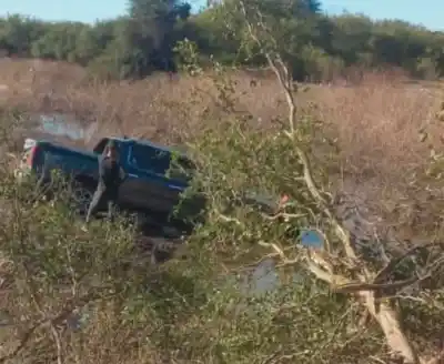 Camioneta de alta gama se desvía y termina dentro de un río: la insólita razón que dio el conductor