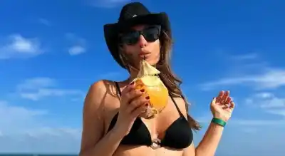 Pampita enciende las redes con microbikinis animal print desde una playa paradisíaca