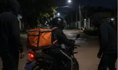 Un conductor de Uber Moto fue atacado a puñaladas en la cabeza: lo que hallaron los vecinos