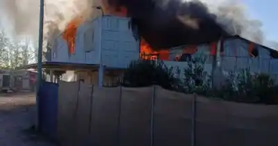 Incendio devastador en Maipú: un camión municipal, un galpón y una vivienda reducidos a cenizas
