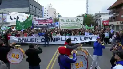Marcharon por la educación pública y lanzaron una advertencia: “El segundo cuatrimestre no puede comenzar”