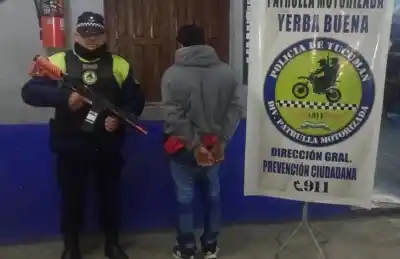 Entró a una agencia de quiniela, la amenazó con un arma y lo que la policía encontró después lo dejó sin escapatoria