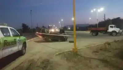 Chocó contra un camión y su auto volcó en la banquina: el conductor terminó en el hospital