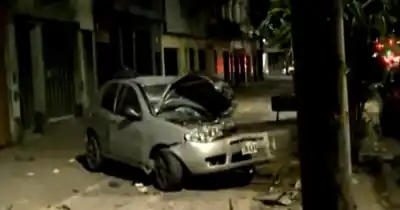 Un auto subió a la vereda y se estrelló contra cuatro casas: el conductor murió