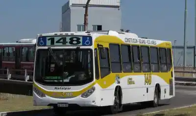 Denuncian que no los dejan entrar: el servicio de la línea 148 amaneció paralizado y miles de usuarios varados