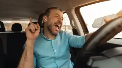 Cantar solos en casa: lo que la psicología revela sobre este hábito que muchos tienen