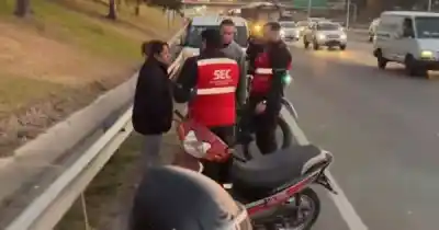 Chocó a una motociclista en el Acceso Sur y escapó: lo que hizo otro conductor te va a sorprender