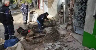 Se subió a la vereda a toda velocidad y destrozó cuatro casas: el conductor murió en el hospital
