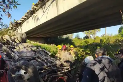 Perdió el control en la Ruta 38 y lo que encontraron bajo el puente heló a los bomberos