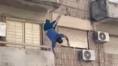 Intentó trepar por la fachada de un edificio en Rosario y cayó desde un cuarto piso: lo que pasó después es increíble