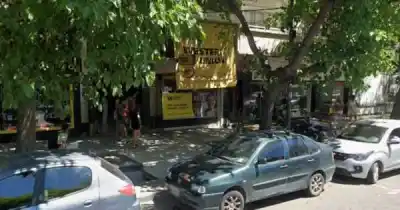Esperaba en un local de envíos y un desconocido hizo un movimiento que le cambió la tarde